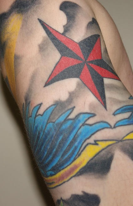肩部彩色五角星和麻雀纹身图案