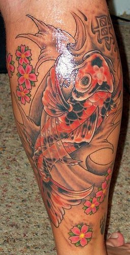 腿部彩色日本锦鲤和花朵纹身