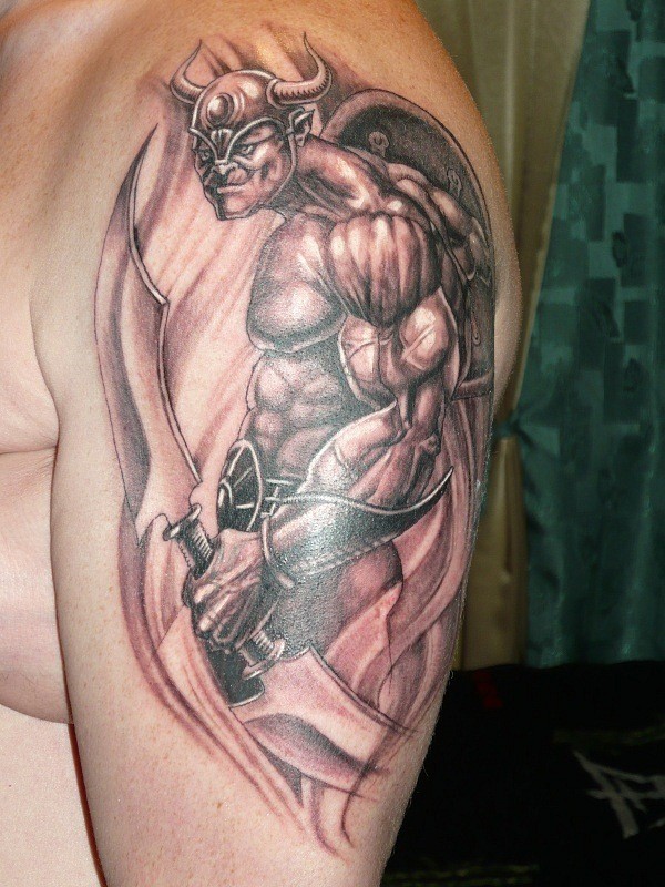 肩部棕色强壮的战士纹身图案