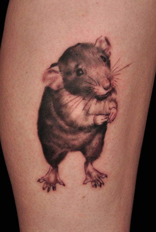 腿部可爱逼真的老鼠纹身图片