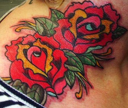 脖子彩色鲜艳的红玫瑰纹身图案