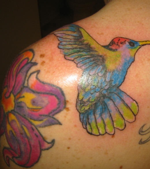 肩部彩色风景如画的蜂鸟纹身图案