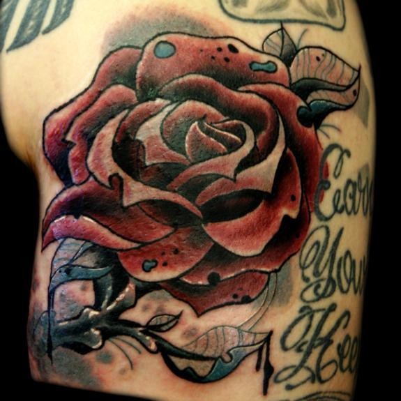 肩上彩绘不寻常的玫瑰色纹身图案