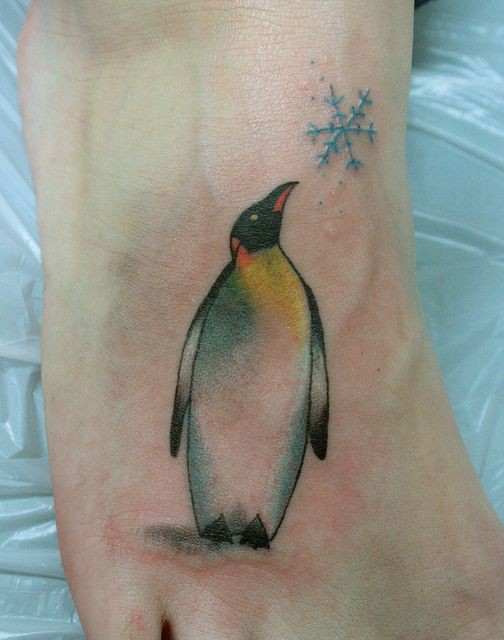 脚部彩色国王企鹅纹身图片