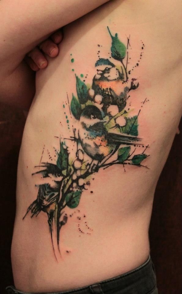 腰侧水彩色树上的鸟纹身图案