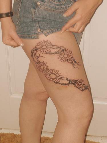 腿部简约倒钩线花朵纹身图案
