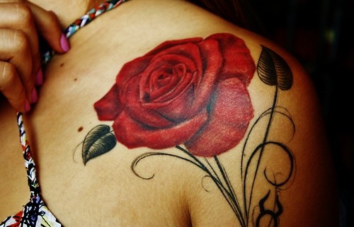 女性肩部简约彩色玫瑰纹身图片