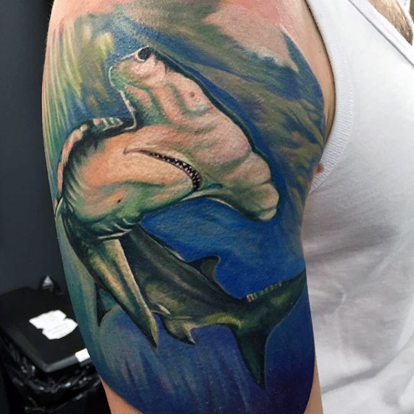 男性肩部彩色锤头鲨纹身图案