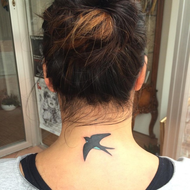 脖子简单的彩色小燕子纹身图片