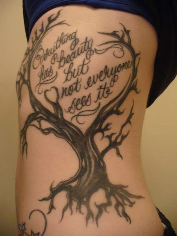 腰侧黑色死树和英文纹身图案