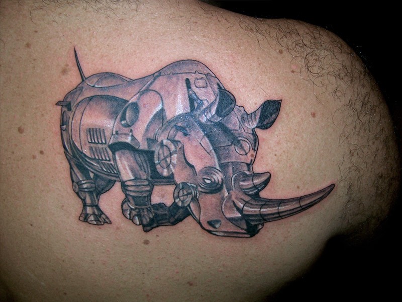 肩部有阴影的机器犀牛纹身图案