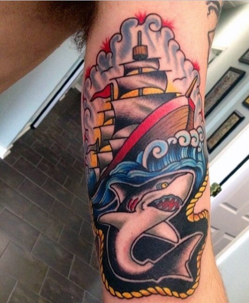 手臂彩色航海主题鲨鱼纹身图案