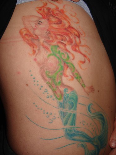 腿部彩色现实的红头发美人鱼纹身
