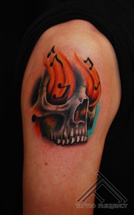 肩部彩色音乐骷髅与火焰纹身图案