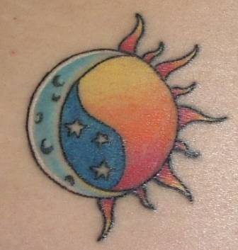 背部彩色月亮和太阳纹身图案