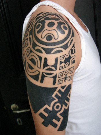 肩部黑色波利尼西亚部落图腾纹身图片
