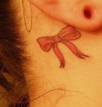 女性耳朵后根红色蝴蝶结纹身图案