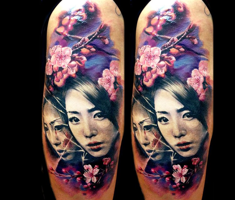肩部彩色日本花和女人肖像纹身图案