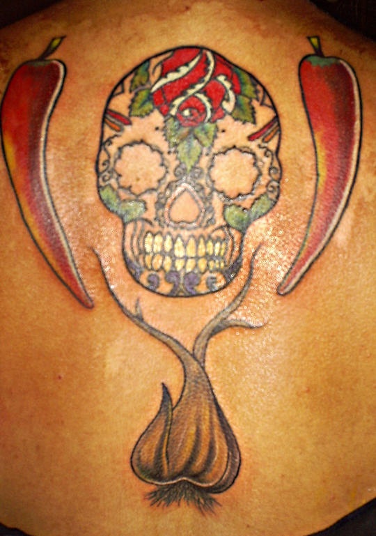 背部彩色糖头骨与胡椒纹身图案