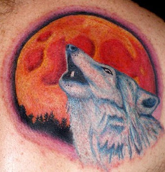 肩部彩色Wolf tattoo狼与月亮纹身