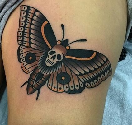 肩部彩色蝴蝶骷髅纹身图案