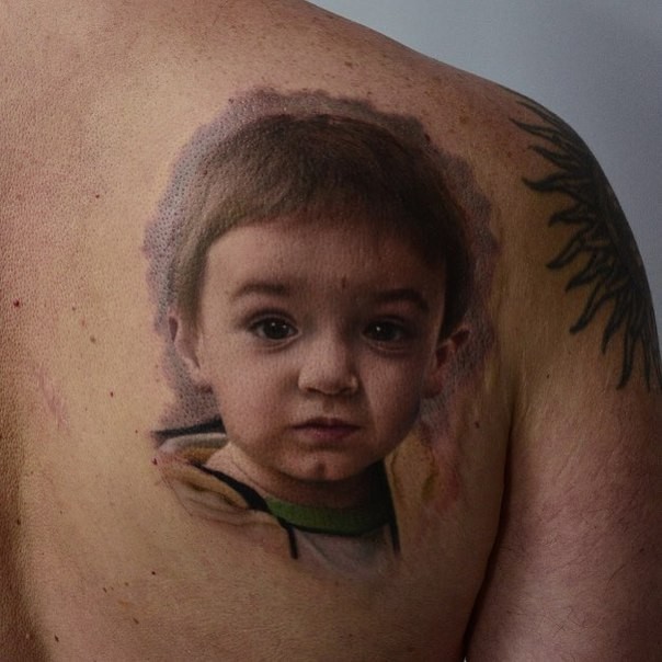 肩部黑棕色逼真小男孩肖像纹身图案