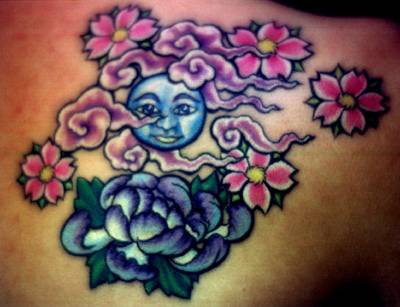 肩部彩色满月与花纹身图案