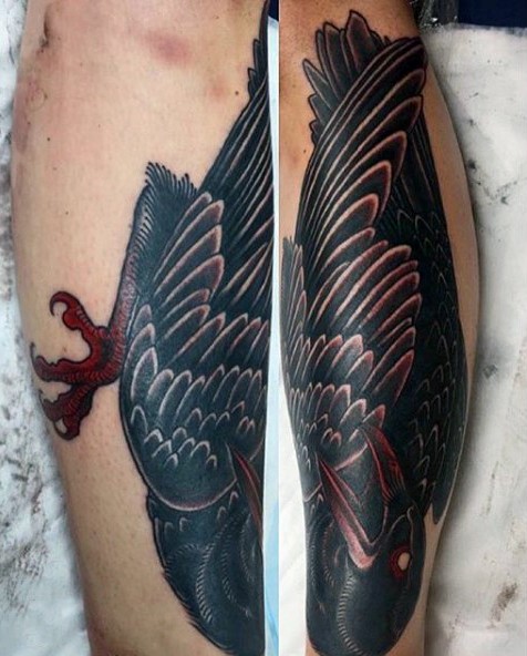 腿部彩色神秘乌鸦纹身图案