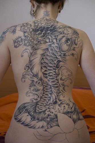 背部日本锦鲤不完整的纹身图案