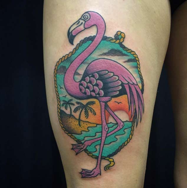 腿部彩色粉红色的火烈鸟纹身图片
