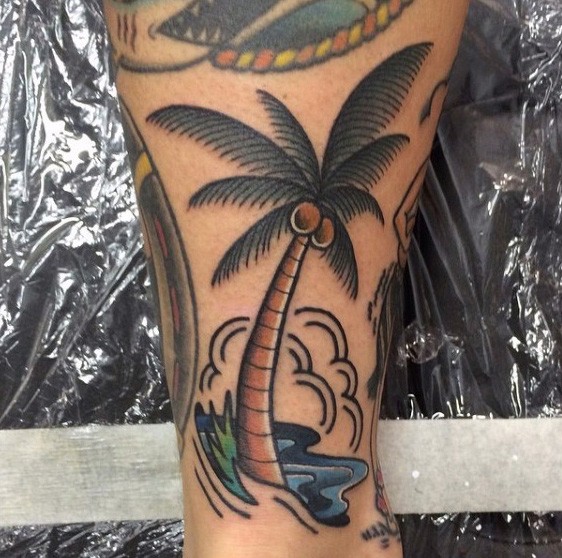 腿部彩色小棕榈树和椰子纹身