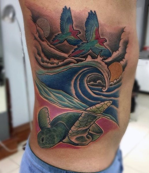 腰侧彩色的飞鸟和海龟纹身图案