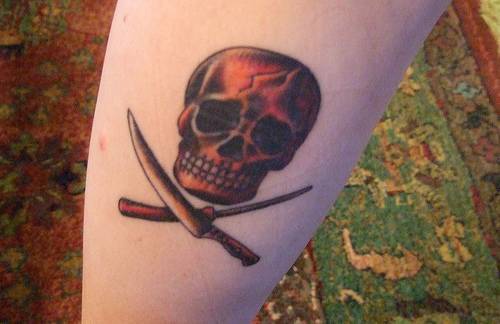 腿部红色骷髅十字工具纹身图案