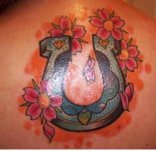 背部彩色马蹄铁和桃花纹身图案