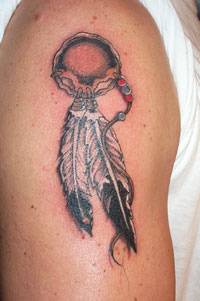 肩部彩色印度护身符羽毛纹身图片