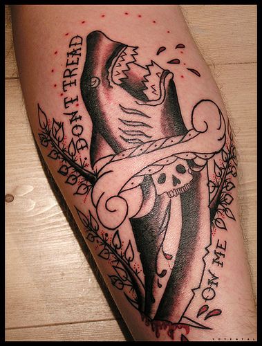 腿部棕色鲨鱼和铭文纹身图片
