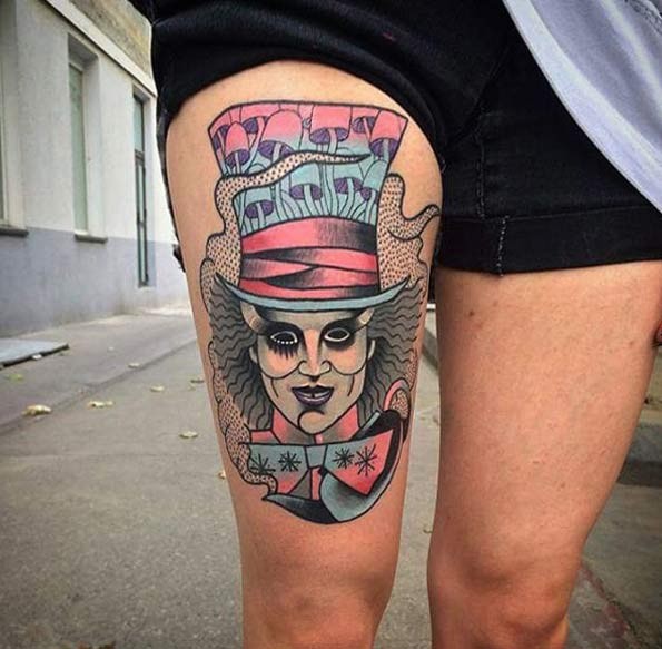 腿部彩色英雄爱丽丝主题纹身图案