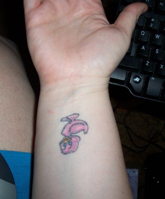 内腕粉红卡通丑小鸭纹身图案