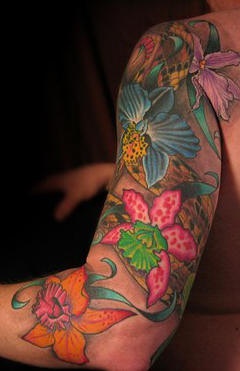 女性肩部彩色花朵纹身图案