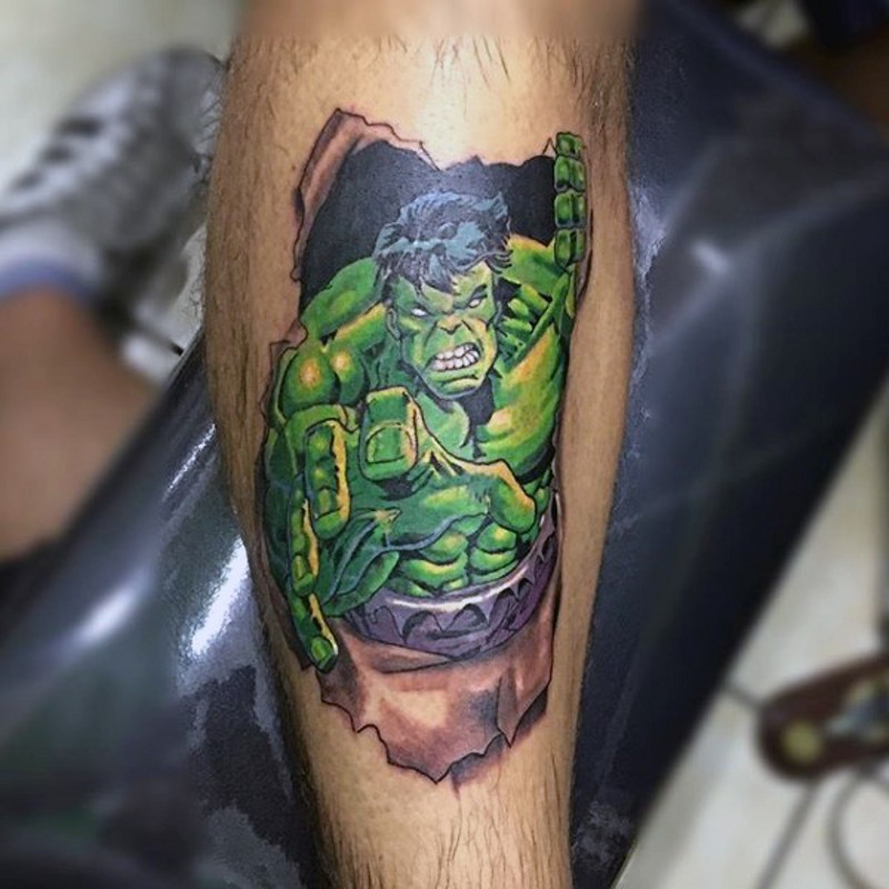 腿部彩色漫画书风格的绿巨人纹身图案