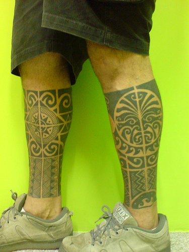腿部黑色波利尼西亚图腾纹身图案