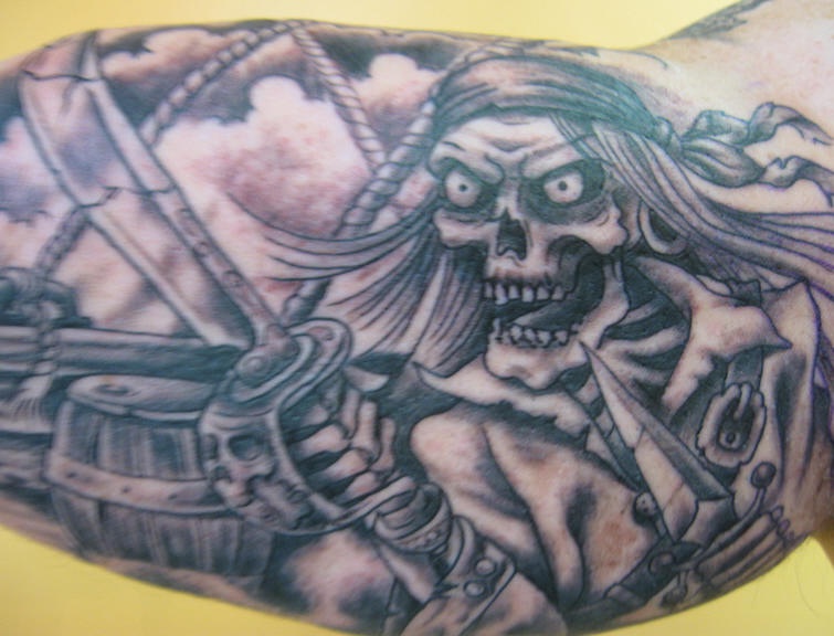 手臂黑棕色愤怒的海盗骷髅纹身图案
