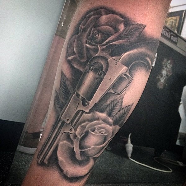 腿部棕色现实主义风格的玫瑰与手枪纹身