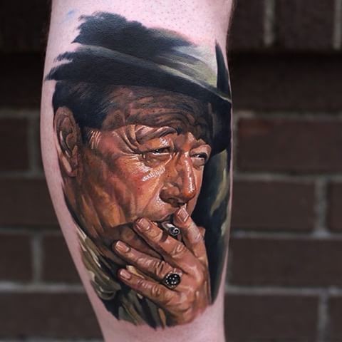 腿部彩色吸烟老人肖像纹身图案