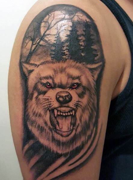 肩部棕色狼在黑暗的森林纹身图案