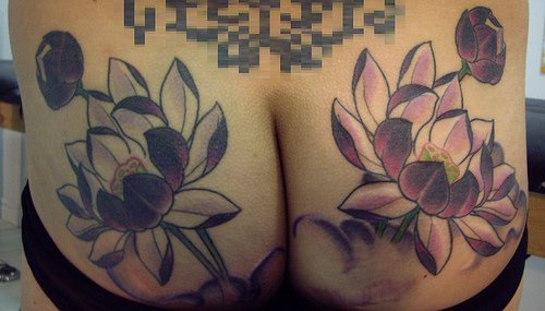 女性臀部彩色莲花纹身图案