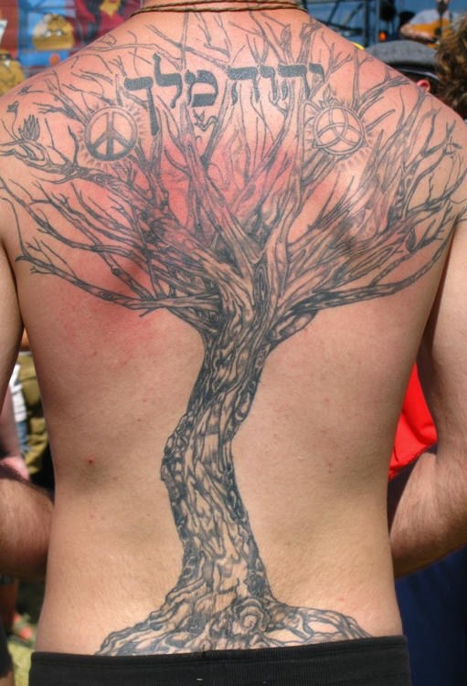 男性背部黑灰国王树纹身图案