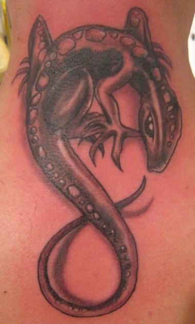背部棕色蜥蜴无限符号纹身图案