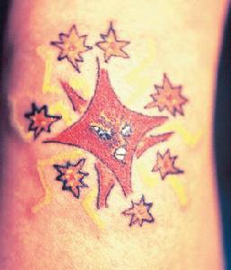 手臂彩色愤怒的红星纹身图案