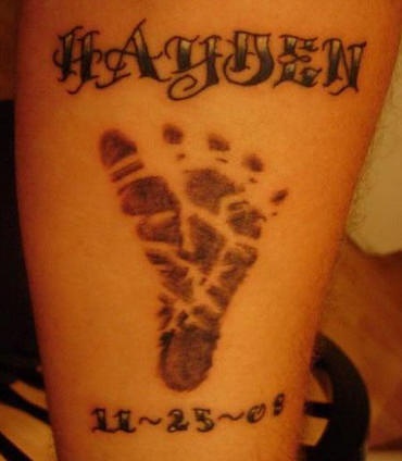 腿部小孩脚印与字母花体纹身